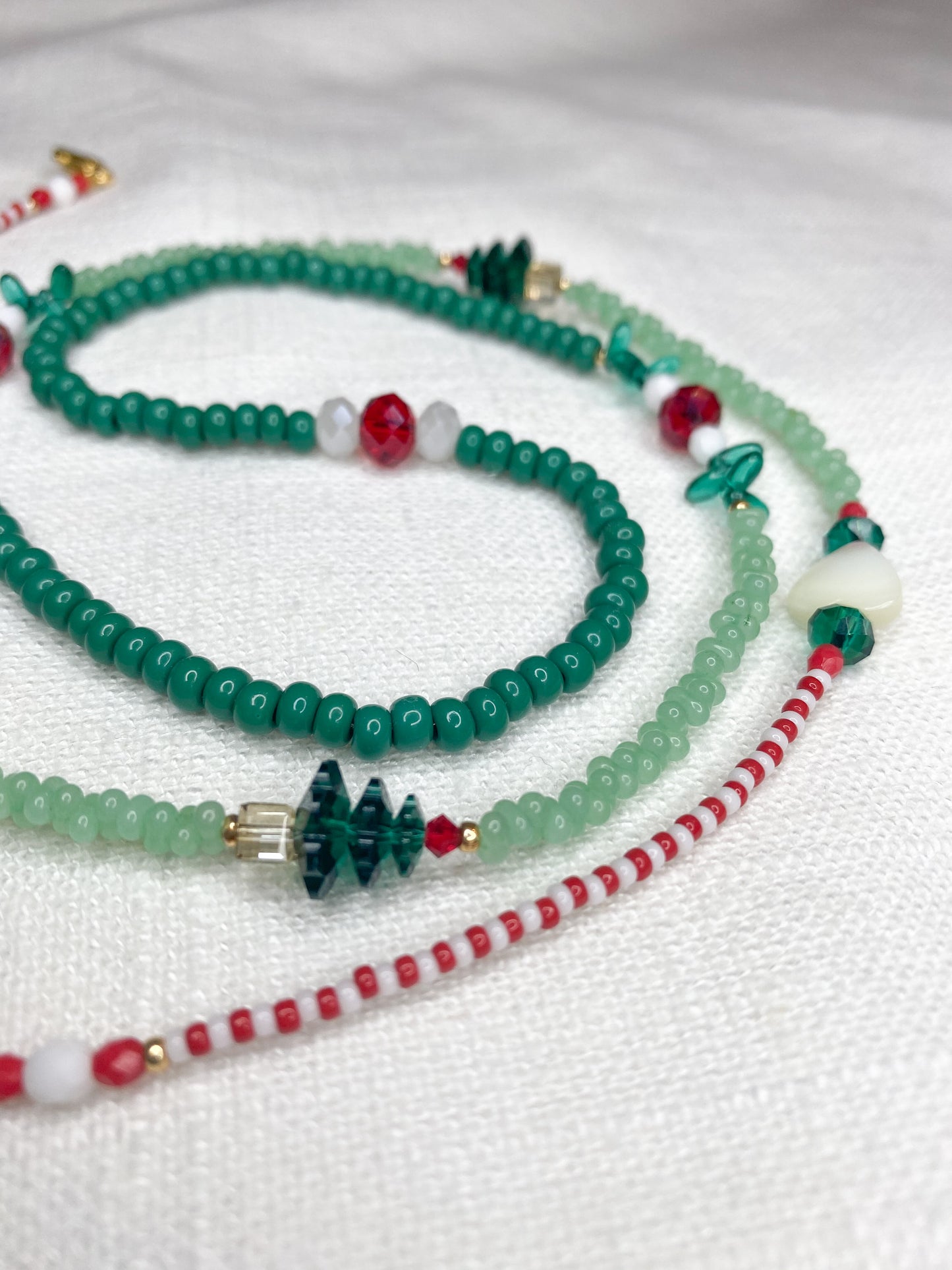 Handgefertigte Brillenkette aus individuell ausgesuchten und hochwertigen Perlen – damit Du nie wieder Deine Brille liegen lässt!
Gefertigt aus:
Glasperlen in Grün, rot und weiß, 2 Perlmutt-Herzen und 2 Swarovski-Tannenbäumen.