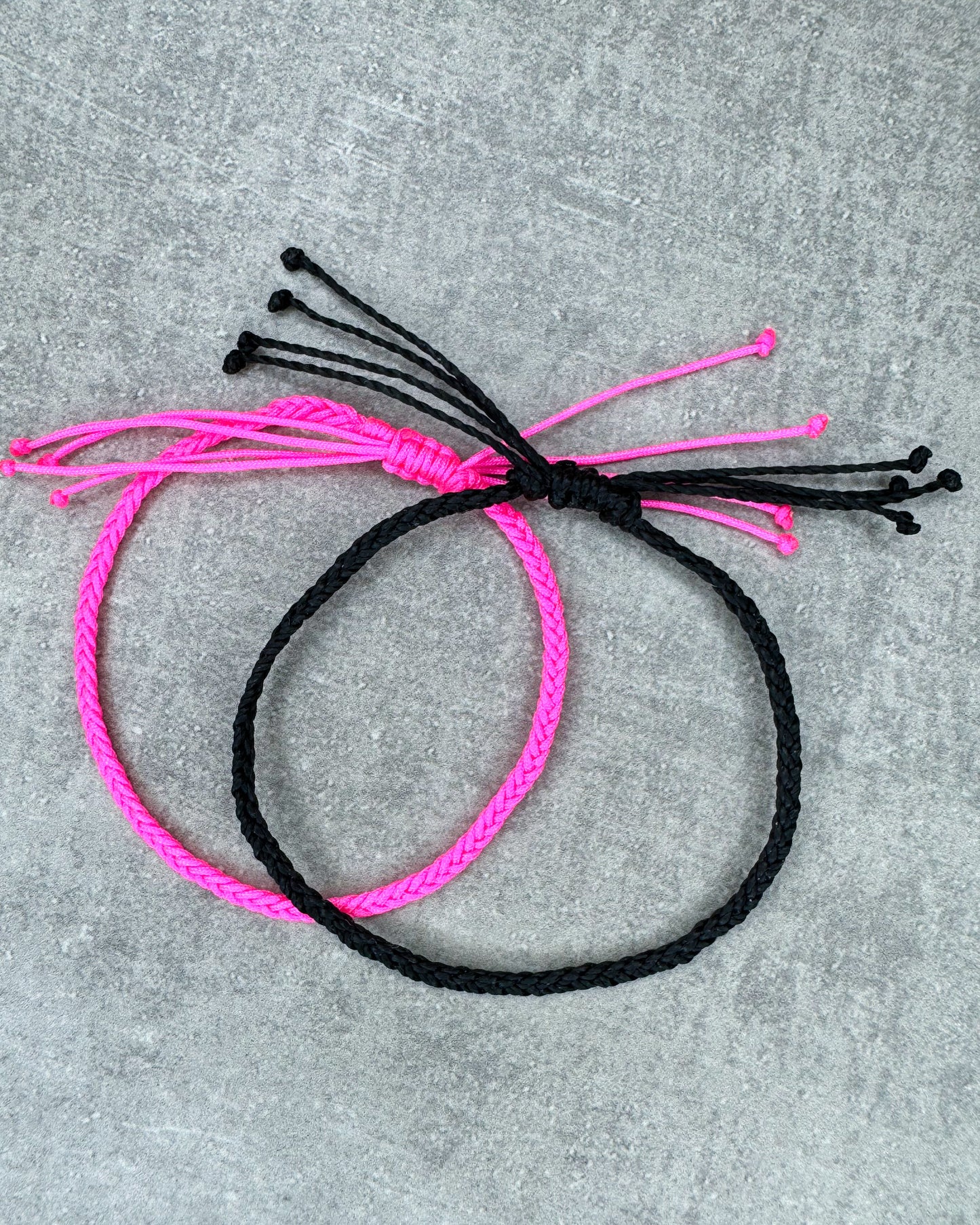 Dies ist ein von uns individuell gestaltetes, handgemachtes Armband.
Diese 2 Freundschafts-Armbänder sind super haltbar und im Fischgrätmuster geflochten und mit einem verstellbaren Makramee-Verschluss versehen.