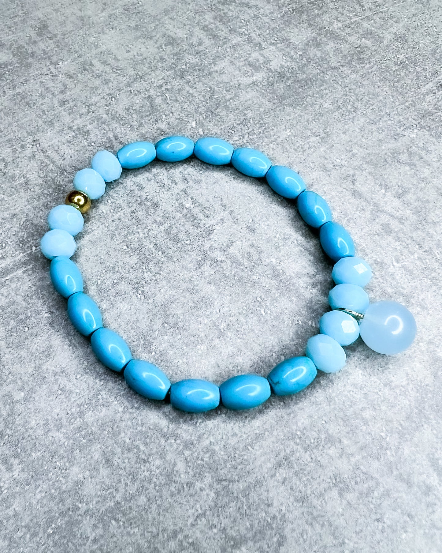 Magnesit- und Jade-Armband aus wunderschönen, feinen und ausgesuchten Perlen!
Dieses Armband ist handgearbeitet aus: türkisen Magnesit-Perleb, facettierten Glas-Perlen in der Farbe "Türkis", einer goldfarbenen Edelstahlkugel & einer türkis gefärbten Jadekugel.