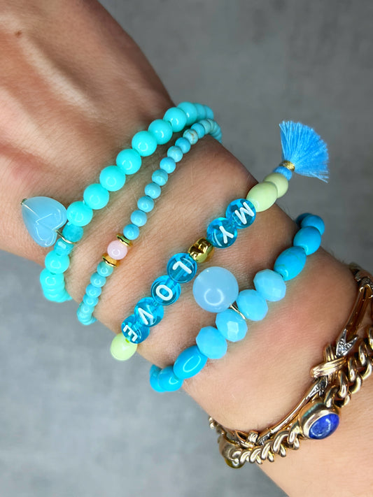 Magnesit- und Jade-Armband aus wunderschönen, feinen und ausgesuchten Perlen!
Dieses Armband ist handgearbeitet aus: türkisen Magnesit-Perleb, facettierten Glas-Perlen in der Farbe "Türkis", einer goldfarbenen Edelstahlkugel & einer türkis gefärbten Jadekugel.