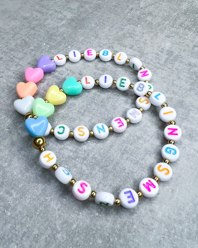 Dieses Armband ist handgearbeitet aus:
kunterbunten Buchstaben-Perlen aus Acryl,
einer Herz-Perle aus Acryl,
einem goldfarbenen Herzen &
Zwischen-Perlen aus Edelstahl und
einer goldfarbenen Edelstahl-Verschlussperle