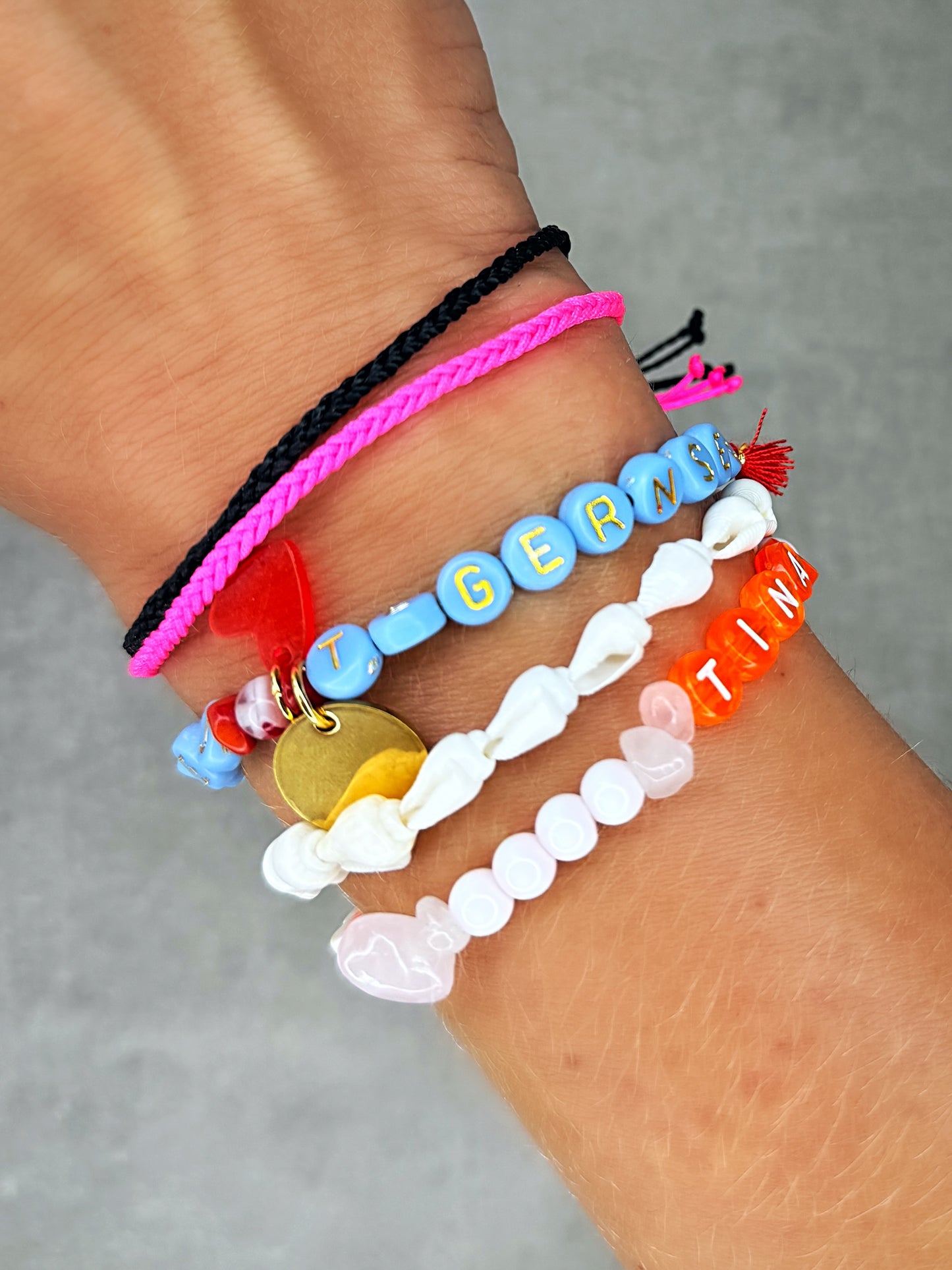 Dies ist ein von uns individuell gestaltetes, handgemachtes Armband.
Diese 2 Freundschafts-Armbänder sind super haltbar und im Fischgrätmuster geflochten und mit einem verstellbaren Makramee-Verschluss versehen.
