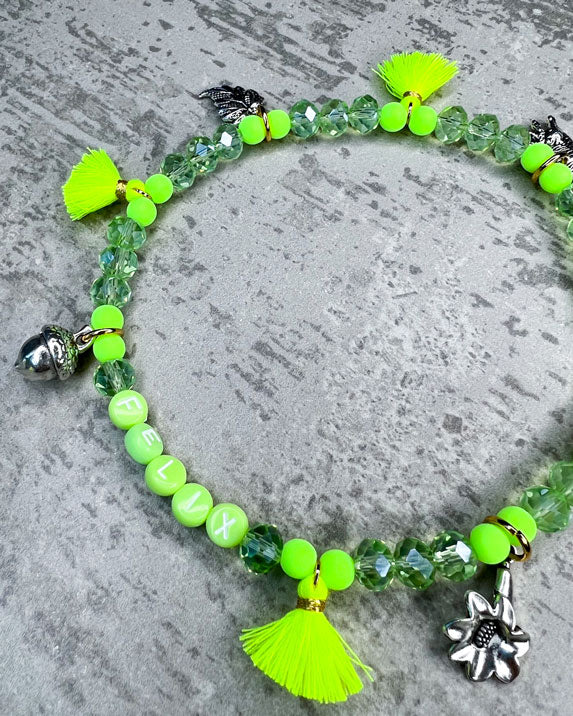 Von Hand gefertigter Schmuck für Dein Haustier. Die Wiesn-Kette besteht aus grüne glitzernden, facettierten Glasperlen, grünen Polymerperlen, grünen Acryl-Buchstabenperlen, neon-gelben Quasten, silberfarbenen Wiesn-Anhängern, sowie einer goldfarbenen Edelstahlkugel.