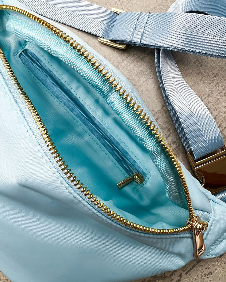 Crossbody Bag hellblau – personalisierbar