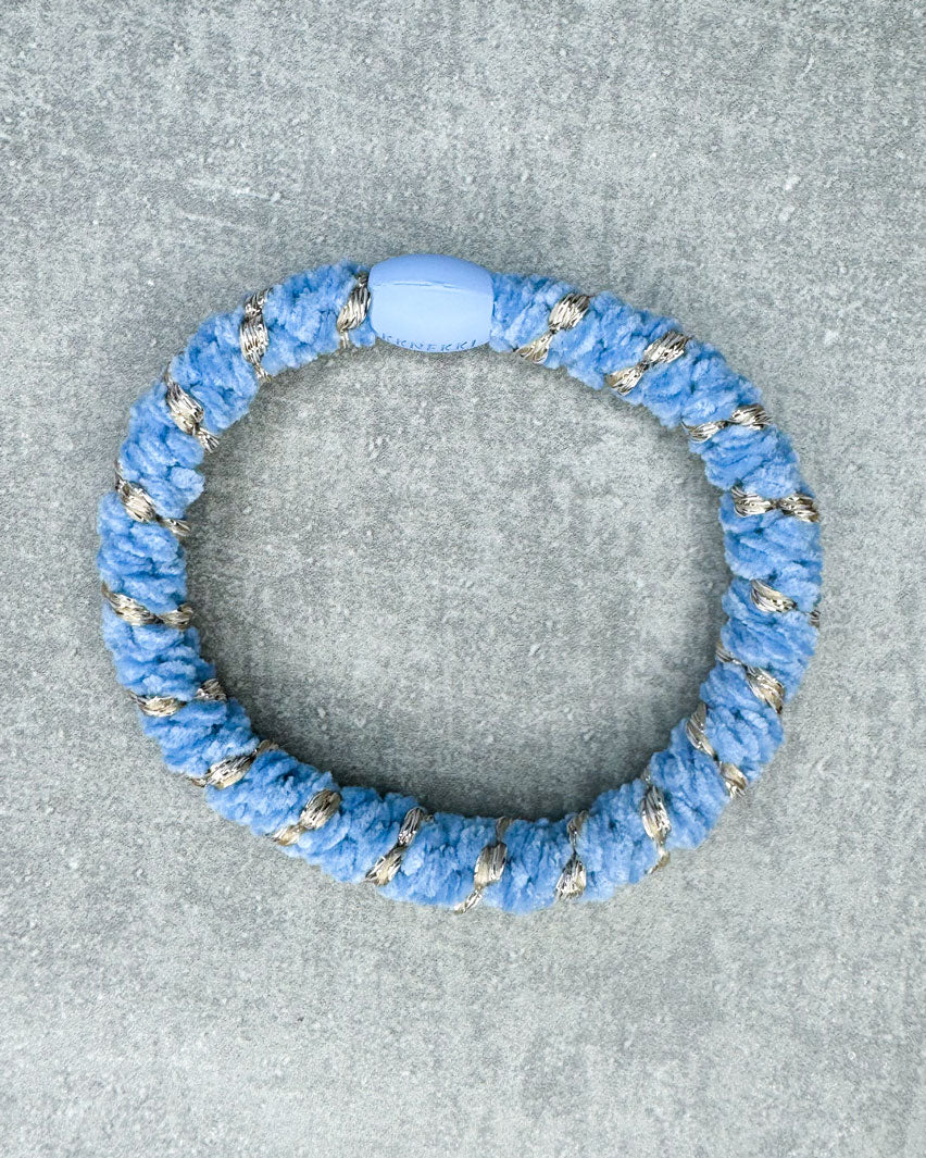 KKNEKKI Haarband "Velvet Stripe Light Blue"
Unsere absoluten Lieblings-Haarbänder von KKNEKKI gibt es jetzt für Euch bei uns im Shop! In vielen wunderschönen Farben und Styles, für normales/dickes (Bold Style) wie auch feines Haar (Slim Style).