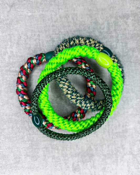 KKNEKKI Haarbänder "Green Queen" Unsere absoluten Lieblings-Haarbänder von KKNEKKI gibt es jetzt für Euch bei uns im Shop! In vielen wunderschönen Farben und Styles, für normales/dickes (Bold Style) wie auch feines Haar (Slim Style). Nice fact on top: Sie sehen auch mega mit unseren handgemachten Armbändern am Handgelenk getragen aus.
