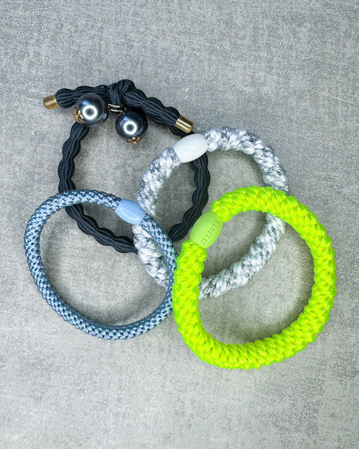 KKNEKKI Haarbänder "Silver Lime"
Unsere absoluten Lieblings-Haarbänder von KKNEKKI gibt es jetzt für Euch bei uns im Shop! In vielen wunderschönen Farben und Styles, für normales/dickes (Bold Style) wie auch feines Haar (Slim Style).
Nice fact on top: Sie sehen auch mega mit unseren handgemachten Armbändern am Handgelenk getragen aus.