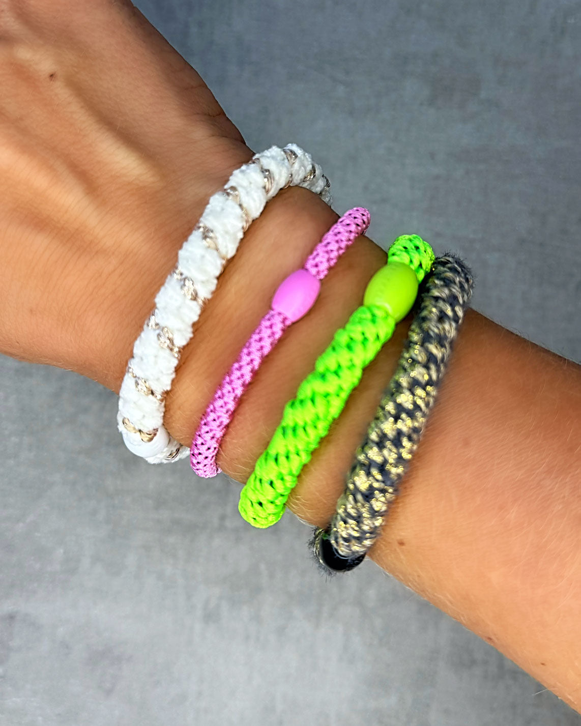 KKNEKKI Haarbänder "HubbaBubba"
Unsere absoluten Lieblings-Haarbänder von KKNEKKI gibt es jetzt für Euch bei uns im Shop! In vielen wunderschönen Farben und Styles, für normales/dickes (Bold Style) wie auch feines Haar (Slim Style).
