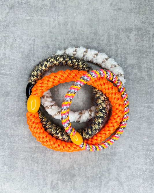 KKNEKKI Haarbänder "Green Queen" Unsere absoluten Lieblings-Haarbänder von KKNEKKI gibt es jetzt für Euch bei uns im Shop! In vielen wunderschönen Farben und Styles, für normales/dickes (Bold Style) wie auch feines Haar (Slim Style). Nice fact on top: Sie sehen auch mega mit unseren handgemachten Armbändern am Handgelenk getragen aus.