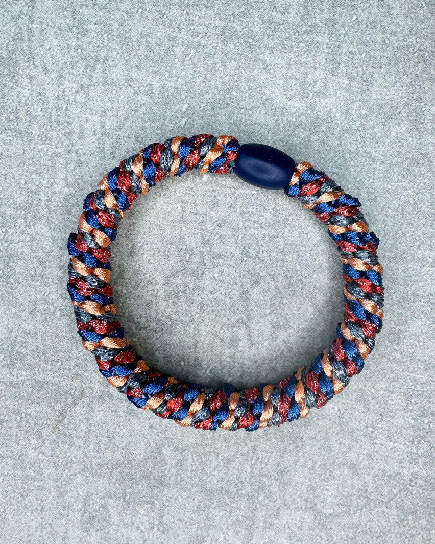 KKNEKKI Haarband "Indigo Orange Glitter"
Unsere absoluten Lieblings-Haarbänder von KKNEKKI gibt es jetzt für Euch bei uns im Shop! In vielen wunderschönen Farben und Styles, für normales/dickes (Bold Style) wie auch feines Haar (Slim Style).