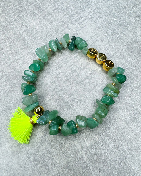 Aventurin-Armband aus wunderschönen, feinen und ausgesuchten Perlen!
Dieses Armband ist handgearbeitet aus:
grünen Aventurin Edelsteinen,
Zwischen-Perlen aus 925er Silber 24K vergoldet,
goldfarbenen Metall-Buchstabenperlen,
einer neon-gelben Quaste und einer goldfarbenen Edelstahlkugel.
