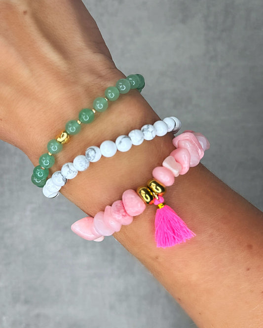 Dieses Armband ist handgearbeitet aus:
rosa gefärbten Jadeperlen, Zwischenperlen aus goldfarbenem Edelstahl, neon-pinken Quaste und einer goldfarbenen Edelstahlkugel.