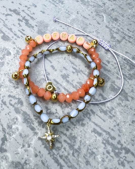 Dieses Armband ist handgefertigt aus wunderschönen, feinen und ausgesuchten Perlen! Dieses Armband ist handgearbeitet aus: ovalen, facettierten Glasperlen, einem glitzernden Strass-Anhänger und einer goldfarbenen Verschlusskugel aus Edelstahl.