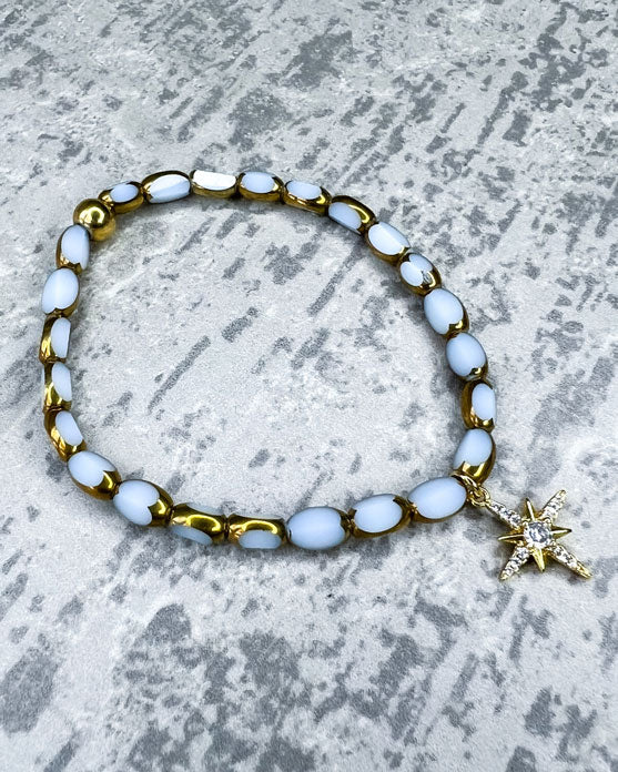 Dieses Armband ist handgefertigt aus wunderschönen, feinen und ausgesuchten Perlen! Dieses Armband ist handgearbeitet aus: ovalen, facettierten Glasperlen, einem glitzernden Strass-Anhänger und einer goldfarbenen Verschlusskugel aus Edelstahl.
