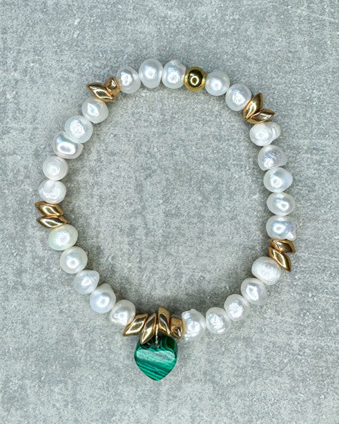 Dieses Armband ist handgearbeitet aus: Süsswasser-Perlen, goldfarbenen Glasperlen, einem Malachit-Herz als Anhänger und einer goldfarbenen Edelstahlkugel.
"Der Malachit stärkt das Solarplexuschakra, fördert Selbstvertrauen, Willenskraft und persönliche Macht. Es kann auch dabei helfen, negative Energien abzuwehren und das Energieniveau zu erhöhen."