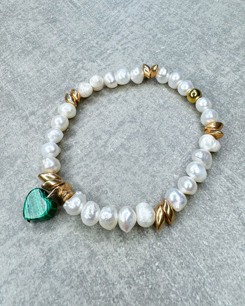 Dieses Armband ist handgearbeitet aus: Süsswasser-Perlen, goldfarbenen Glasperlen, einem Malachit-Herz als Anhänger und einer goldfarbenen Edelstahlkugel.
"Der Malachit stärkt das Solarplexuschakra, fördert Selbstvertrauen, Willenskraft und persönliche Macht. Es kann auch dabei helfen, negative Energien abzuwehren und das Energieniveau zu erhöhen."