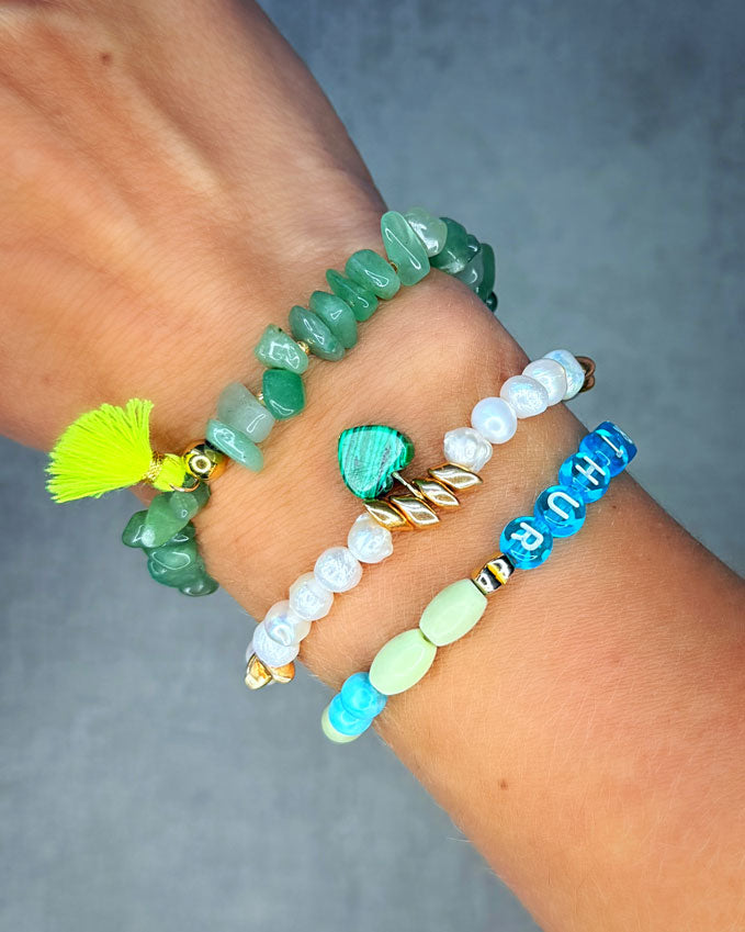 Dieses Armband ist handgearbeitet aus: Süsswasser-Perlen, goldfarbenen Glasperlen, einem Malachit-Herz als Anhänger und einer goldfarbenen Edelstahlkugel.
"Der Malachit stärkt das Solarplexuschakra, fördert Selbstvertrauen, Willenskraft und persönliche Macht. Es kann auch dabei helfen, negative Energien abzuwehren und das Energieniveau zu erhöhen."