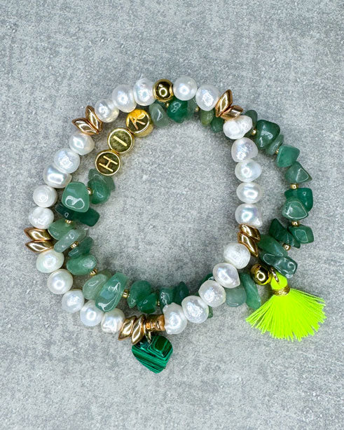 Dieses Armband ist handgearbeitet aus: Süsswasser-Perlen, goldfarbenen Glasperlen, einem Malachit-Herz als Anhänger und einer goldfarbenen Edelstahlkugel.
"Der Malachit stärkt das Solarplexuschakra, fördert Selbstvertrauen, Willenskraft und persönliche Macht. Es kann auch dabei helfen, negative Energien abzuwehren und das Energieniveau zu erhöhen."