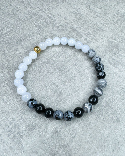 Heilstein-Armband aus wunderschönen, feinen und ausgesuchten Perlen!
Dieses Armband ist handgearbeitet aus:
Schwarz-grauen Schneeflocken-Obsidian-Perlen, soft, hellblauen Jade-Perlen und
einer goldfarbenen Edelstahlkugel.
"Schneeflocken Obsidian hilft dabei, hilflose Gedanken und Stresssituationen zu erkennen und loszulassen. Dieser Stein kann helfen, die Konzentration zu steigern. Schneeflockenobsidian ist ein angenehmer Stein, um traumatische Erlebnisse zu verarbeiten.”
"Der Jade gilt als der Stein der&