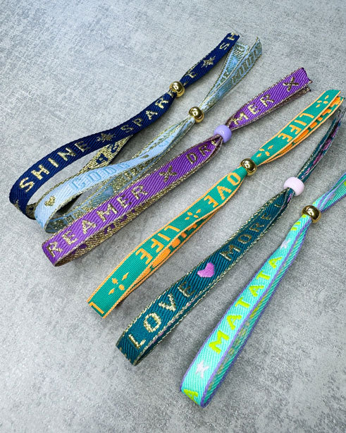 Diese 6 Armbänder bestehen aus sehr haltbarem Polyester und Ihr erhaltet sie vergünstigt in unserem special "JOY BUNDLE". Die goldfarbenen Stopper-Perlen sind aus rostfreiem Stahl.