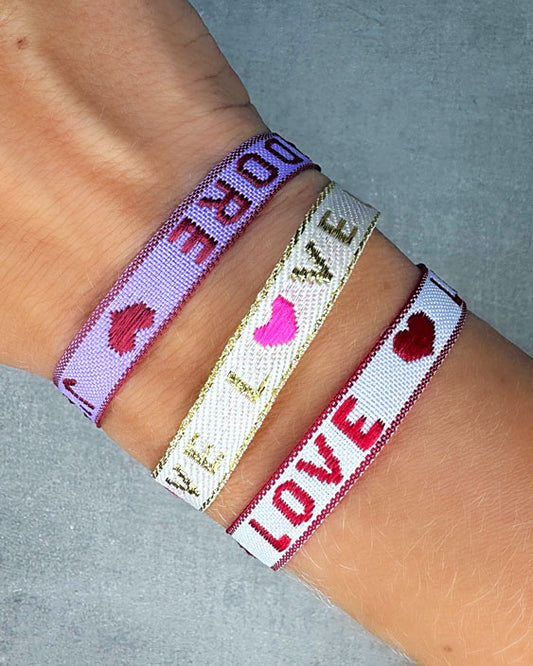 Diese 3 Armbänder bestehen aus sehr haltbarem Polyester und Ihr erhaltet sie vergünstigt in unserem special "LOVE BUNDLE". Die goldfarbenen Stopper-Perlen sind aus rostfreiem Stahl.