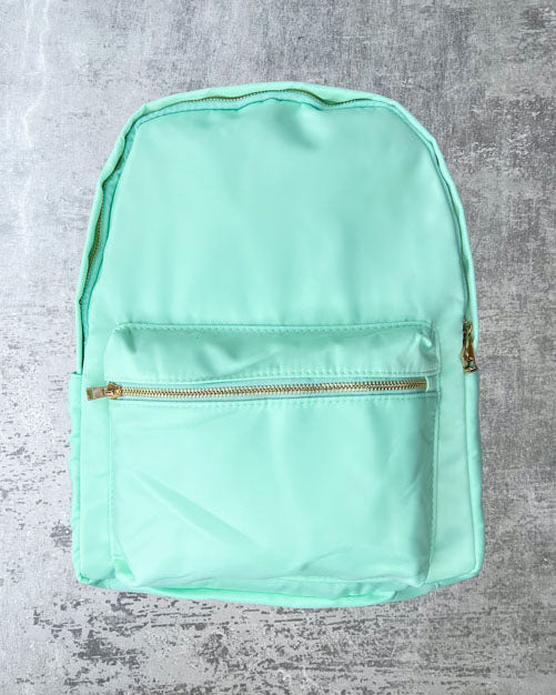 Der Nylonrucksack ist das It Piece unter unseren personalisierbaren Taschen. perfekt für Laptop, Ordner, Hefte und Co. geeignet, mit einer Innentasche sowie auf beiden Aussenseiten mit Taschen Die Schultergurte sind weich gepolstert und machen den Rucksack so auch für schwerere Inhalte. Das Aussenmaterial, Nylon, ist ausserdem wasserabweisend. Zum Personalisieren mit süßen Glitzer-Buchstaben-Patches, Smileys oder Herzen.