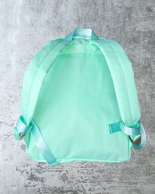 Der Nylonrucksack ist das It Piece unter unseren personalisierbaren Taschen. perfekt für Laptop, Ordner, Hefte und Co. geeignet, mit einer Innentasche sowie auf beiden Aussenseiten mit Taschen Die Schultergurte sind weich gepolstert und machen den Rucksack so auch für schwerere Inhalte. Das Aussenmaterial, Nylon, ist ausserdem wasserabweisend. Zum Personalisieren mit süßen Glitzer-Buchstaben-Patches, Smileys oder Herzen.