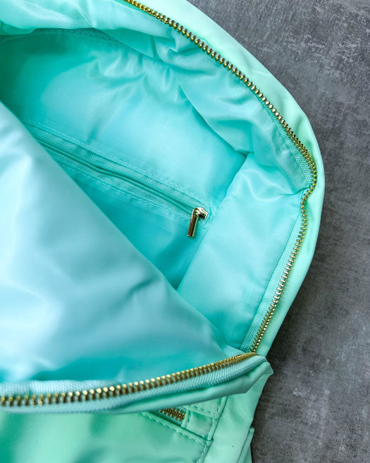 Der Nylonrucksack ist das It Piece unter unseren personalisierbaren Taschen. perfekt für Laptop, Ordner, Hefte und Co. geeignet, mit einer Innentasche sowie auf beiden Aussenseiten mit Taschen Die Schultergurte sind weich gepolstert und machen den Rucksack so auch für schwerere Inhalte. Das Aussenmaterial, Nylon, ist ausserdem wasserabweisend. Zum Personalisieren mit süßen Glitzer-Buchstaben-Patches, Smileys oder Herzen.