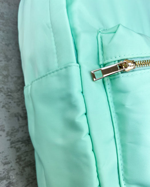Der Nylonrucksack ist das It Piece unter unseren personalisierbaren Taschen. perfekt für Laptop, Ordner, Hefte und Co. geeignet, mit einer Innentasche sowie auf beiden Aussenseiten mit Taschen Die Schultergurte sind weich gepolstert und machen den Rucksack so auch für schwerere Inhalte. Das Aussenmaterial, Nylon, ist ausserdem wasserabweisend. Zum Personalisieren mit süßen Glitzer-Buchstaben-Patches, Smileys oder Herzen.