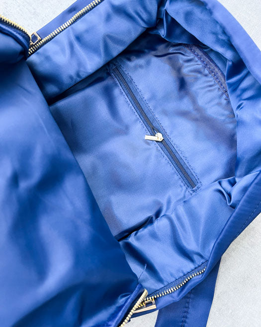 Der Nylonrucksack ist das It Piece unter unseren personalisierbaren Taschen. perfekt für Laptop, Ordner, Hefte und Co. geeignet, mit einer Innentasche sowie auf beiden Aussenseiten mit Taschen Die Schultergurte sind weich gepolstert und machen den Rucksack so auch für schwerere Inhalte. Das Aussenmaterial, Nylon, ist ausserdem wasserabweisend. Zum Personalisieren mit süßen Glitzer-Buchstaben-Patches, Smileys oder Herzen.