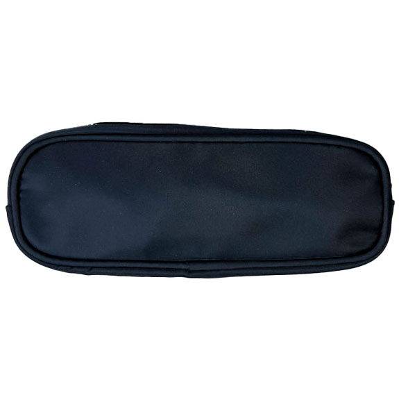 Die kleine Nylon-Tasche ist vielseitig einsetzbar - ideal eignet sie sich beispielsweise als Feder- oder Pinseltasche, für Euer Ladegerät und Kopfhörer oder andere Kleinigkeiten die nicht in Eurer Handtasche herumfliegen sollen. In sie passt bequem ein bisschen von allem hinein. Zum Personalisieren mit süßen Glitzer-Buchstaben-Patches, Smileys oder Herzen. Abmessungen ca.: B: 25 cm x H: 10 cm x T: 3 cm