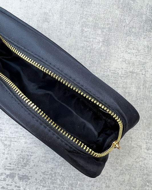 Die kleine Nylon-Tasche ist vielseitig einsetzbar - ideal eignet sie sich beispielsweise als Feder- oder Pinseltasche, für Euer Ladegerät und Kopfhörer oder andere Kleinigkeiten die nicht in Eurer Handtasche herumfliegen sollen. In sie passt bequem ein bisschen von allem hinein. Zum Personalisieren mit süßen Glitzer-Buchstaben-Patches, Smileys oder Herzen. Abmessungen ca.: B: 25 cm x H: 10 cm x T: 3 cm