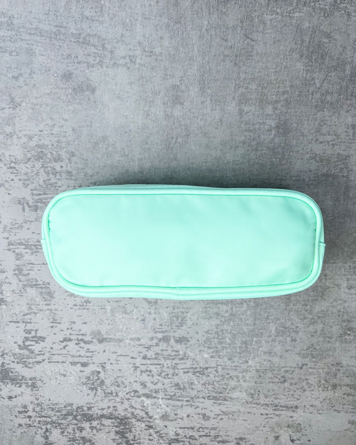 Die kleine Nylon-Tasche ist vielseitig einsetzbar - ideal eignet sie sich beispielsweise als Feder- oder Pinseltasche, für Euer Ladegerät und Kopfhörer oder andere Kleinigkeiten die nicht in Eurer Handtasche herumfliegen sollen. In sie passt bequem ein bisschen von allem hinein. Zum Personalisieren mit süßen Glitzer-Buchstaben-Patches, Smileys oder Herzen. Abmessungen ca.: B: 25 cm x H: 10 cm x T: 3 cm