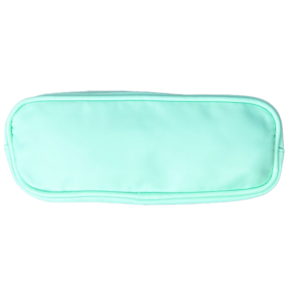 Die kleine Nylon-Tasche ist vielseitig einsetzbar - ideal eignet sie sich beispielsweise als Feder- oder Pinseltasche, für Euer Ladegerät und Kopfhörer oder andere Kleinigkeiten die nicht in Eurer Handtasche herumfliegen sollen. In sie passt bequem ein bisschen von allem hinein. Zum Personalisieren mit süßen Glitzer-Buchstaben-Patches, Smileys oder Herzen. Abmessungen ca.: B: 25 cm x H: 10 cm x T: 3 cm