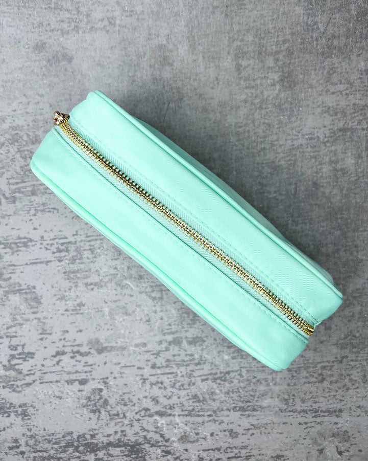 Die kleine Nylon-Tasche ist vielseitig einsetzbar - ideal eignet sie sich beispielsweise als Feder- oder Pinseltasche, für Euer Ladegerät und Kopfhörer oder andere Kleinigkeiten die nicht in Eurer Handtasche herumfliegen sollen. In sie passt bequem ein bisschen von allem hinein. Zum Personalisieren mit süßen Glitzer-Buchstaben-Patches, Smileys oder Herzen. Abmessungen ca.: B: 25 cm x H: 10 cm x T: 3 cm