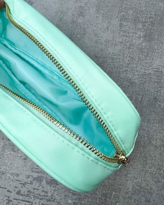 Die kleine Nylon-Tasche ist vielseitig einsetzbar - ideal eignet sie sich beispielsweise als Feder- oder Pinseltasche, für Euer Ladegerät und Kopfhörer oder andere Kleinigkeiten die nicht in Eurer Handtasche herumfliegen sollen. In sie passt bequem ein bisschen von allem hinein. Zum Personalisieren mit süßen Glitzer-Buchstaben-Patches, Smileys oder Herzen. Abmessungen ca.: B: 25 cm x H: 10 cm x T: 3 cm