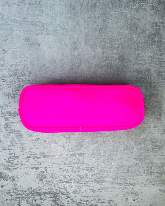 Die kleine Nylon-Tasche ist vielseitig einsetzbar - ideal eignet sie sich beispielsweise als Feder- oder Pinseltasche, für Euer Ladegerät und Kopfhörer oder andere Kleinigkeiten die nicht in Eurer Handtasche herumfliegen sollen. In sie passt bequem ein bisschen von allem hinein. Zum Personalisieren mit süßen Glitzer-Buchstaben-Patches, Smileys oder Herzen. Abmessungen ca.: B: 25 cm x H: 10 cm x T: 3 cm