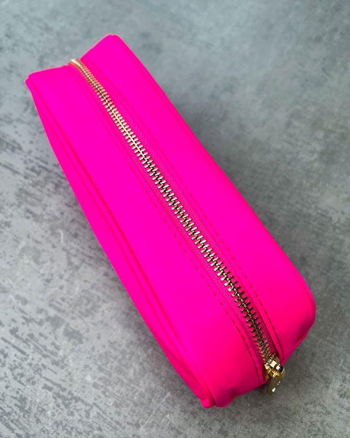 Die kleine Nylon-Tasche ist vielseitig einsetzbar - ideal eignet sie sich beispielsweise als Feder- oder Pinseltasche, für Euer Ladegerät und Kopfhörer oder andere Kleinigkeiten die nicht in Eurer Handtasche herumfliegen sollen. In sie passt bequem ein bisschen von allem hinein. Zum Personalisieren mit süßen Glitzer-Buchstaben-Patches, Smileys oder Herzen. Abmessungen ca.: B: 25 cm x H: 10 cm x T: 3 cm