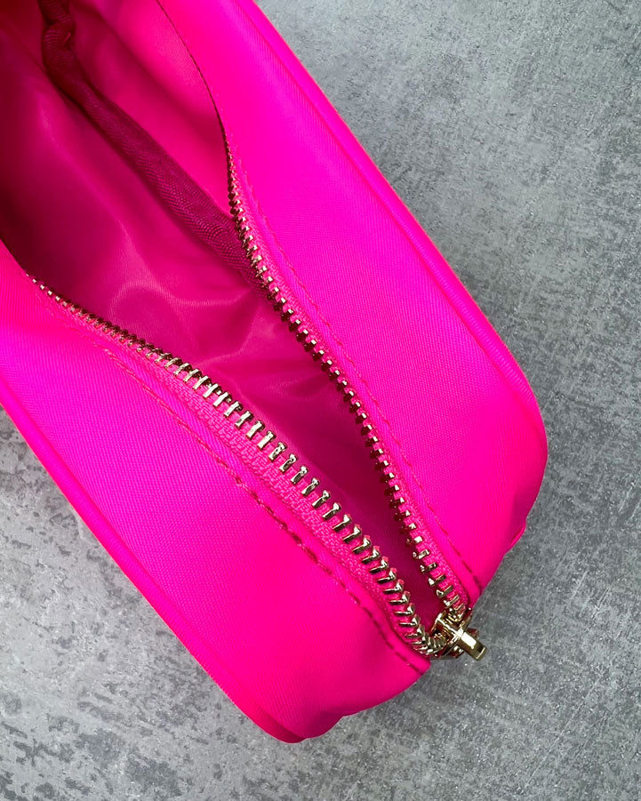 Die kleine Nylon-Tasche ist vielseitig einsetzbar - ideal eignet sie sich beispielsweise als Feder- oder Pinseltasche, für Euer Ladegerät und Kopfhörer oder andere Kleinigkeiten die nicht in Eurer Handtasche herumfliegen sollen. In sie passt bequem ein bisschen von allem hinein. Zum Personalisieren mit süßen Glitzer-Buchstaben-Patches, Smileys oder Herzen. Abmessungen ca.: B: 25 cm x H: 10 cm x T: 3 cm