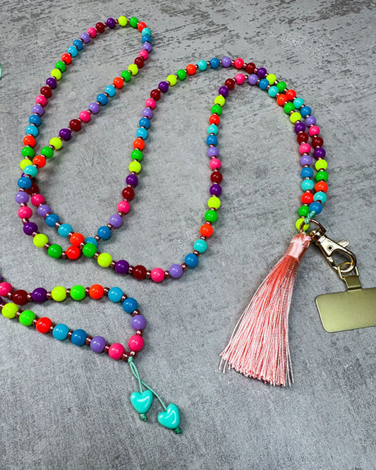 Eine von uns handgefertigte Handykette aus ausgesuchten und Perlen – damit Du nie wieder Dein Handy liegen lässt!
Gefertigt aus:
kunterbunten, neonfarbenen Acryl-Perlen (sehr leicht),
kleinen bronzefarbenen Acrylperlen in den Zwischenräumen
und einer langen Quaste in Peach.
Diese lange Handykette ist rundum ca. 132 cm lang –wenn Du aber eine andere Länge benötigst, schreib uns gerne in den Anmerkungen.
Die Kette ist auf langlebiges Shamballa-Band gezogen und wird mit einem goldfarbenen Karabine
