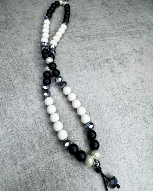 Eine von uns handgefertigte Handykette aus ausgesuchten und Perlen – damit Du nie wieder Dein Handy liegen lässt!
Gefertigt aus:
Acryl-Perlen (sehr leicht) in Weiß und Schwarz,
weißen Süsswasser-Perlen, silber facettierten Glasperlen und silbernen Edelstahl-Kugeln.
Diese kurze Handykette ist ca. 20 cm lang – wenn Du aber eine andere Länge benötigst, schreib uns gerne in den Anmerkungen.