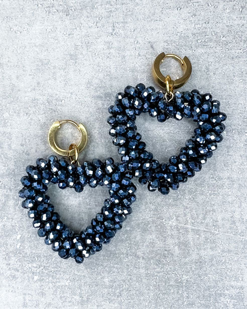 Dieser Ohrring ist gefertigt aus einer abgerundeten Creole aus rostfreiem Stahl, und einem glitzernden Facetten-Herz-Anhänger in der Farbe "Silver Black.