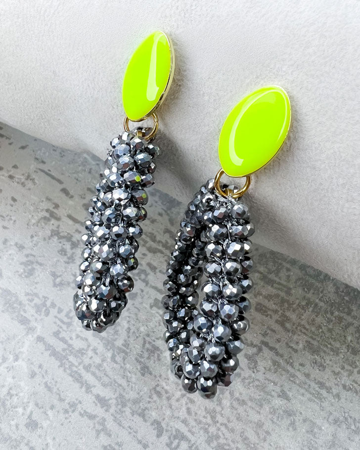 Diese Ohrringe sind von uns handgemachte, für Euch. Rautenförmige Ohrstecker in Neon-Gelb und facetten-Perlen-Anhänger in der Farbe "Silver".