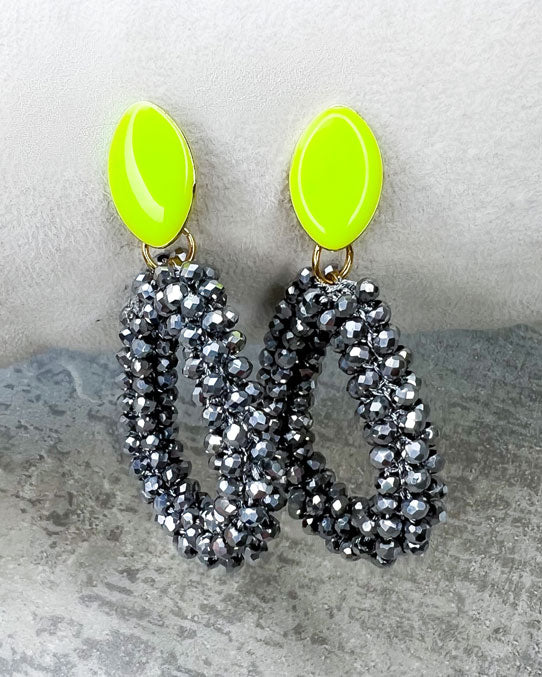 Diese Ohrringe sind von uns handgemachte, für Euch. Rautenförmige Ohrstecker in Neon-Gelb und facetten-Perlen-Anhänger in der Farbe "Silver".