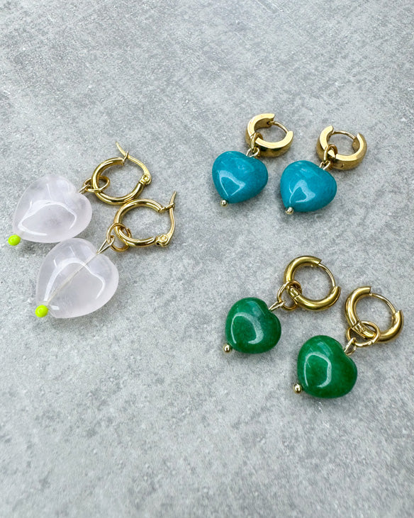 Diese Ohrringe sind gefertigt aus einer kleinen Creole aus rostfreiem Stahl in 10mm Durchmesser und grün gefärbten Jade-Herz als Anhänger.