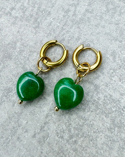 Diese Ohrringe sind gefertigt aus einer kleinen Creole aus rostfreiem Stahl in 10mm Durchmesser und grün gefärbten Jade-Herz als Anhänger.