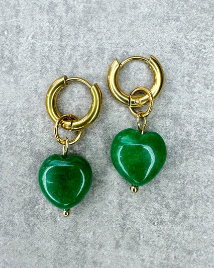 Diese Ohrringe sind gefertigt aus einer kleinen Creole aus rostfreiem Stahl in 10mm Durchmesser und grün gefärbten Jade-Herz als Anhänger.