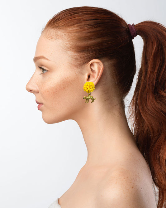 Die Ohrringe bestehen aus: einem Ohrstecker mit fascettierten, gelben Glasperlen und einem grolfarbenem Leoparden als Anhänger.