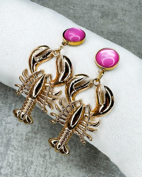 Dieser Ohrring ist gefertigt aus einem Cabochon-Ohrsstecker aus rostfreiem Stahl mit einem glänzenden, rosanen Cabochon-Stein und einem goldfarbenen Lobster-Anhänger.