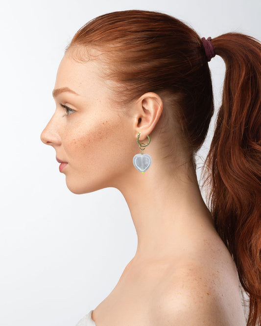 Diese Ohrringe sind gefertigt aus einer kleinen Creole aus rostfreiem Stahl in 12mm Durchmesser und einem sehr soft rosafarbenem Rosenquarz-Herz als Anhänger.